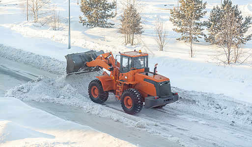 清扫和清理城市道路 以摆脱冬季的积雪机器天气装载机街道车轮工作卡车司机雪堆橙子图片