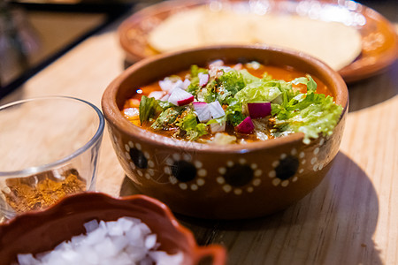 Clay碗 美味的和传统的墨西哥波索 在木制桌上玉米午餐盘子异国香料味道文化食物美食厨房图片