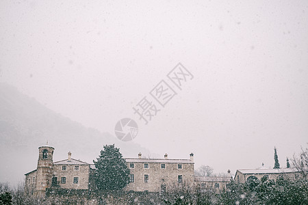 冬季在暴风雪背景下的波德曼修道院 黑山布德瓦图片