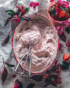 草莓冰淇淋球 白碗里有浆果和薄荷叶食物美食乳白色冰淇淋奶制品味道牛奶产品覆盆子糖浆图片