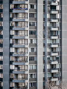阳光明媚的大地上住宅高层塔楼的立面角落玻璃露台住房无色窗户财产公寓建筑学高楼图片