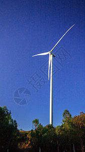 一座巨大的白色风车站在山上刀刃翅膀阳光力量桅杆技术旋转纺纱螺旋桨生态图片
