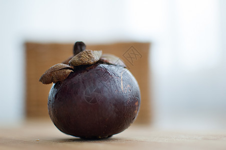 木制餐桌上有深紫皮的芒果 是异国水果的女王 健康饮食概念饮食紫色情调果汁甜点生产市场商业剪裁旅行图片
