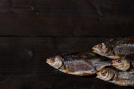 热辣或干盐的蟑螂 木本底美味的长尾鱼 流行啤酒点心 传统保存鱼类的方式图片