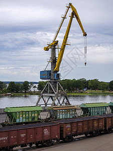 Vyborg海港 起重机 将煤卸入马车铁路送货天空货车码头出口进口加载工作金属图片