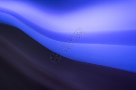 黑色背景上的蓝色光 照片效果 线条和波浪图片