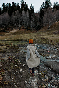 以橙色帽子为生的游客 秋季河流生活方式图片
