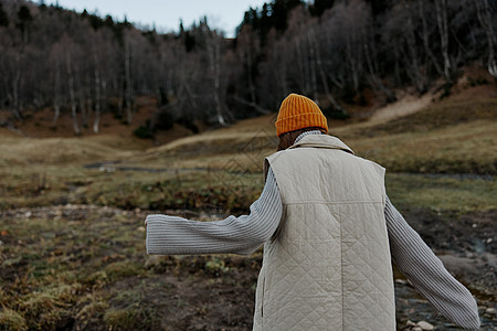 女青年在户外散步 秋天天气高山放松公园雨衣跑步旅行帽子叶子远足森林活动女性图片