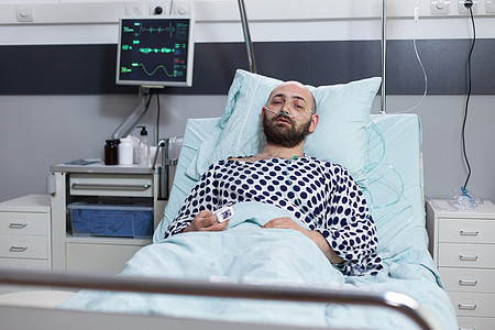 病人躺在医院病床上 呼吸系统有问题 需要监测生命体征图片