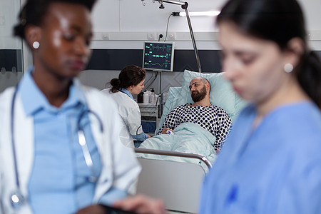 医院住院门诊咨询病人 与监测生命和脉冲血氧计测量情况相连接图片