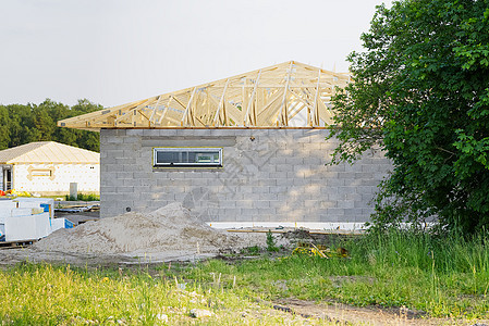 房屋的建筑结构由混凝土块组成 房顶框架由木梁制成 DIY私人住房建造木材小屋木头财产建筑学工作房子安装工业力量图片