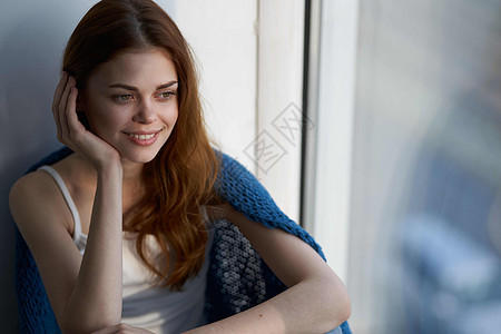 女人与一个蓝色的格子休息 清晨在家中微笑思考杯子女孩房间孤独衣服咖啡窗台女士女性图片