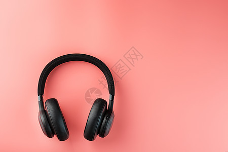 粉红背景顶视图上的黑蓝牙耳机 DJ 的在耳耳机工作室体积立体声电缆技术配饰绳索照片音乐金属图片