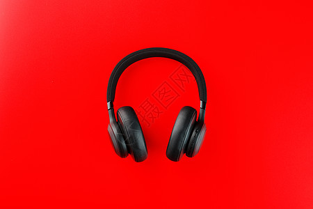 红色背景顶视图上的黑蓝牙耳机 DJs 的在小耳机体积黑色工具喜悦打碟机插图音乐乐趣白色娱乐图片