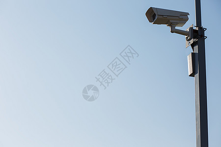 蓝色天空背景的安保摄像头 警卫观察哨所电路检测手表技术视频凸轮高架隐私控制监视器图片