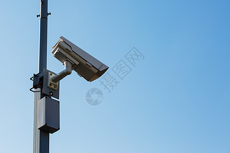 蓝色天空背景的安保摄像头 警卫观察哨所记录监控安全凸轮警察街道隐私间谍眼睛视频图片