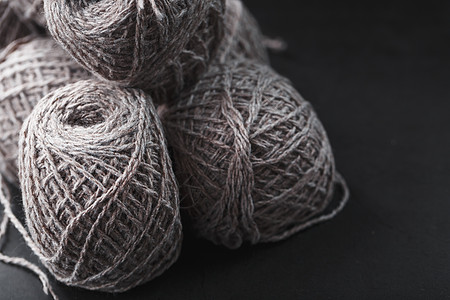 美利奴浅棕色羊毛线由绳子串成的细线制成编织羊毛纤维配件材料闲暇缝纫风格衣服针织品背景