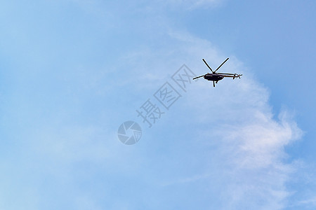空中直升机在蓝天和云彩的蓝色天空背景下飞行空气航班送货飞机旅行直升飞机导航天线航展刀片图片