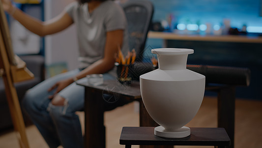 家美术室桌上的白色花瓶贴近白花瓶背景