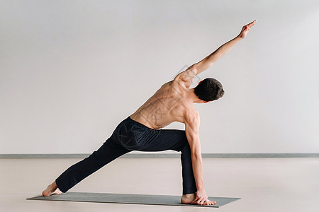 一个光着身躯的男人 站立起来 在健身房伸展身体护理力量运动垫成人姿势活动运动员瑜伽运动图片
