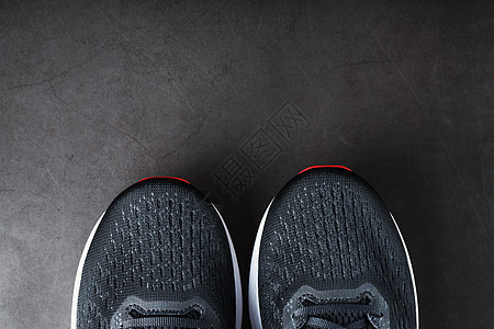 黑跑鞋 带网状和黑色带子的黑跑鞋 紧贴在黑暗背景上材料男人培训师跑步男性工作室运动鞋橡皮织物训练图片