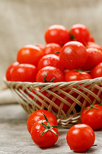 小红番茄 在旧木制桌边的篮子上 里普和多汁樱桃乡村桌子饮食柳条收成水果叶子食谱蔬菜木头图片