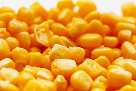 黄金罐头玉米 分布在飞机背景和爆米花纹理上 在观看电影顶级视图之前茶点内核美食农业食物农场焦点静物饮食业框架图片