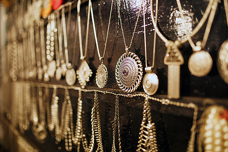 来自亚洲夜市的多彩珠宝珠珠珠珠 挂在印度果阿柜台图片