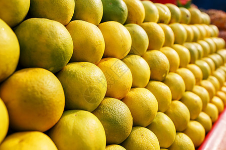 市场上整个屏幕上一串黄熟 甜的黄线 利梅和柠檬背景 当地农民新鲜有机柠檬和石灰营养青柠果汁杂货店收成销售蔬菜热带店铺展示图片