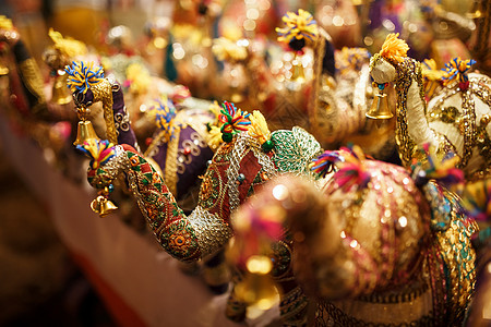 多彩大象的纪念品 颜色不同 他们的后备箱上架 大象玩具在印度市场图片