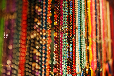 印度夜市上五颜六色的珠宝珠 挂在印度果阿的柜台上旅行手工工艺配饰艺术女士店铺纪念品石头珠子图片
