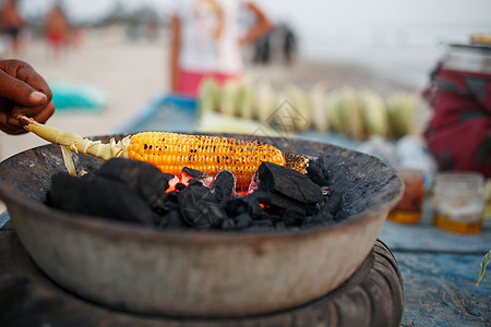 烧烤炉的煤炭上的金玉米鳕鱼 日落时在Arambol海滩上 亚洲和印度街头食物小吃炒锅美食芯片市场软垫街道村庄厨房盘子图片