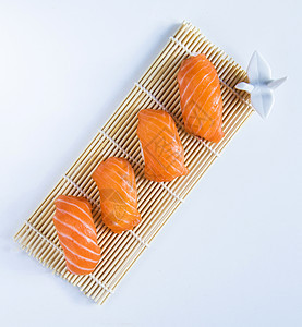 白底的鲑鱼尼吉里鱼寿司食物酒吧小吃餐厅美食海鲜饮食海藻午餐图片