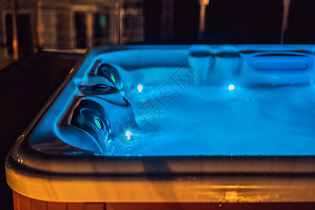 热水浴池 电镀池 在城市以外休息 带水气池的温泉水浴室管子木头洗澡按摩蓝色管道享受酒店旅行图片
