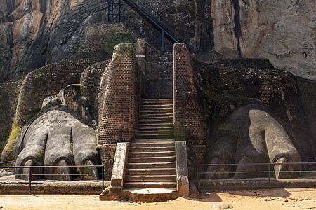 斯里兰卡 锡吉里亚丹布勒 最著名的景点狮子山 在晴朗的晴天从正门以狮子的形式观看遗产建筑学游客历史文化旅行考古学石头堡垒佛教徒图片