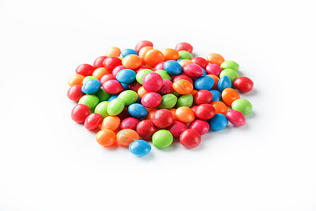 多色糖果的彩虹颜色 在白色背景上被孤立的多色胶盒贴近 多色玻璃拖拉器橙子蛋糕巧克力水果艺术团体糕点小雨味道圆圈图片
