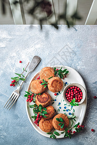 早餐套餐 俄罗斯芝士蛋糕放在一个手工艺陶瓷板上 蓝底有林边莓甜点产品午餐美食餐具盘子桌子饼子油炸菜单图片