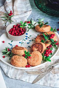 早餐套餐 俄罗斯芝士蛋糕放在一个手工艺陶瓷板上 蓝底有林边莓糕点盘子午餐食物甜点产品小吃饼子餐具桌子图片