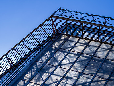 建筑蓝色天空的外表 现代建筑中的玻璃墙金融建筑学建筑物反射市中心办公室商业城市摩天大楼公司图片