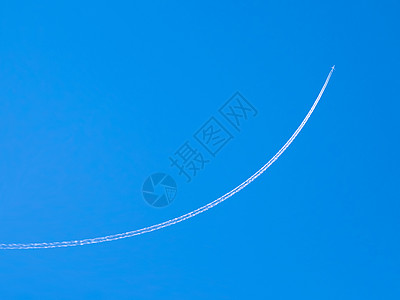 反射蓝天 带有复制空间的飞机航班假期客机白色运动轨迹天气蓝色旅游运输图片