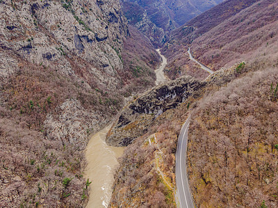 冬季莫拉卡河美丽的峡谷 黑山或欧洲巴尔干Crna Gora假期自然公园蓝色荒野森林爬坡鸟瞰图风光山脉石头图片