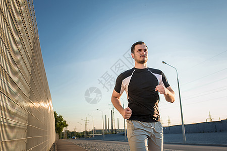 体育运动员跑步的近视肖像肌肉活力闲暇速度身体男性成人动机赛跑者男人图片