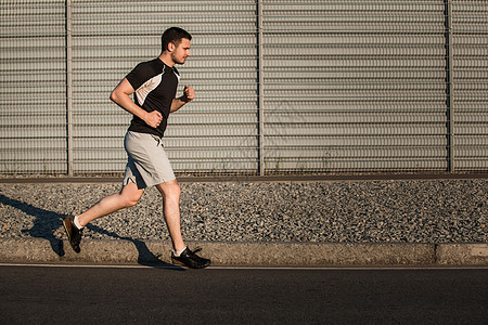 运动运动员跑步的全长肖像男人赛跑者肌肉闲暇慢跑精力成人速度娱乐运动装图片