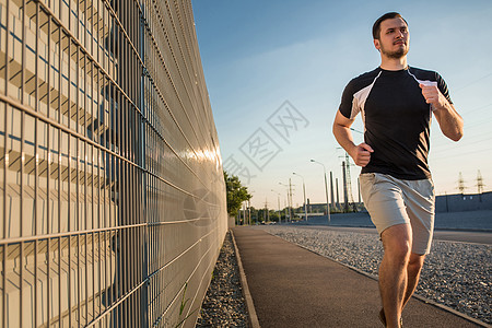 运动运动员跑步的全长肖像建造肌肉活力精力男性身体男人训练广告慢跑图片