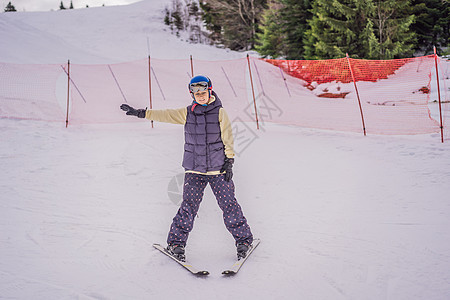 学习滑雪的女人 在山区雪路上滑雪的年轻女子假期滑雪者女士行动下坡乐趣季节运动天空追求图片