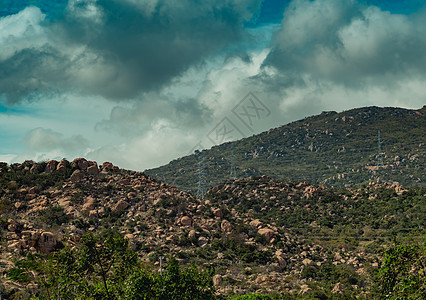 真正的风景背景 落基森林山 风雨如磐的黑暗戏剧性多云蓝天夏日 黄昏 秀丽自然力量 强烈的感觉沉重压力紧张心情图片