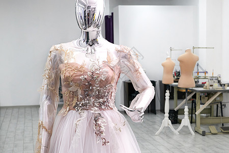 Beautifel 在裁缝工作室的模特上 穿着比阿蒂菲尔结婚礼服图片