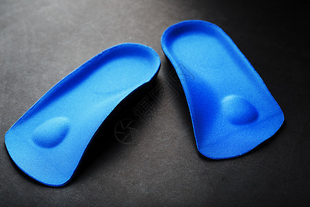 用于修正黑色背景下脚的蓝色颜色的整形无孔不入索矫形器脚跟卫生骨科夫妻鞋类医疗风俗药品鞋垫图片