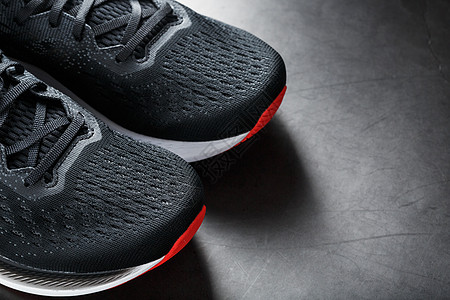 黑色运动鞋 黑色背景 红色鞋底橡皮健身房皮革活动女性女士跑步衣服运动训练图片