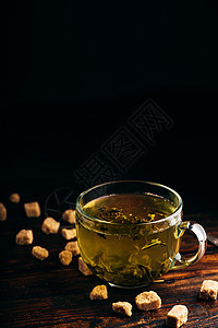 含褐茶糖的绿茶食物香气热饮厨房时间勺子茶碗仪式杯子桌子图片